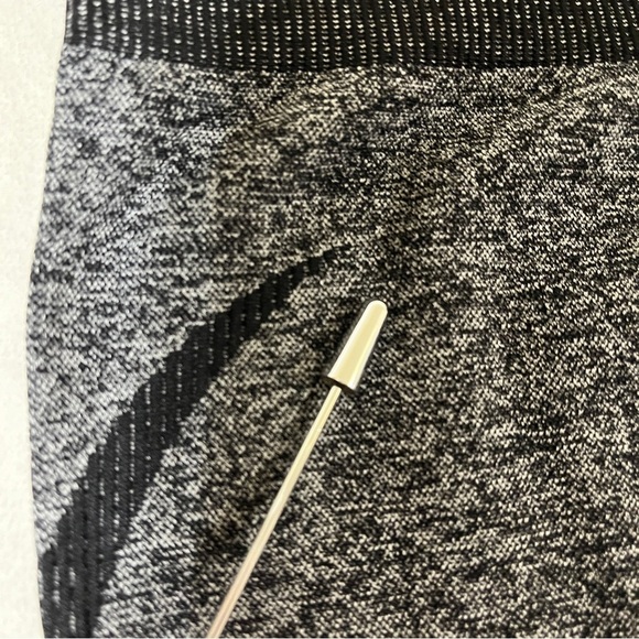 FABLETICS Women Cropped Capri Tight Leggings Seamless Black Gray Med/Large - Picture 9 of 10